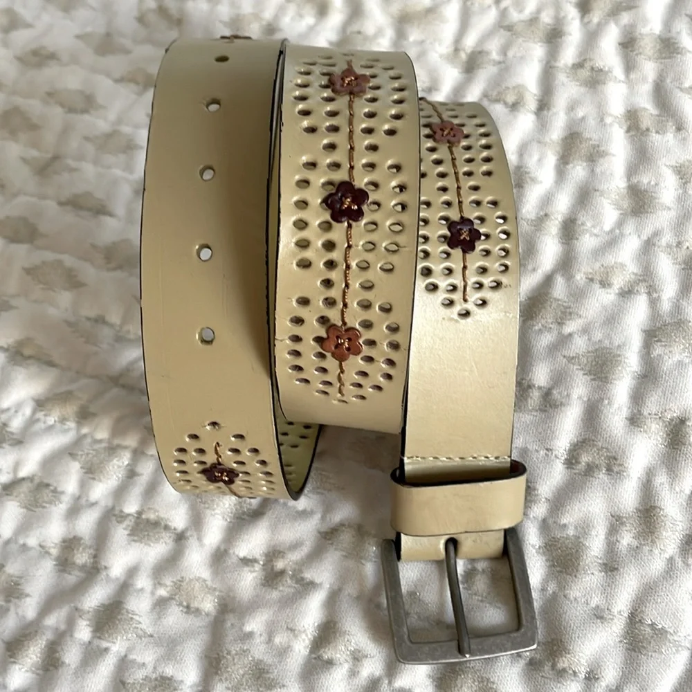 Vintage Daisy Flower Embossed Tan Leather Belt Ladies Large‎ 36/38